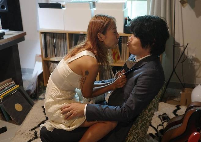 Lee Hyori celebrates 10th wedding anniversary with Lee Sang-soonLee Hyori released several photos of her with her husband Lee Sang-soon through her social network on September 1.The couple, dressed in wedding dresses and tuxedos as they did at the wedding ten years ago, are still lovely.Alongside the photo, Lee Hyori added: 10 years of wedding anniversary. thank you. compliment you both.Uhm Jung Hwa responded, Congratulations!!! Two very beautiful people! And Kim Wan-sun also expressed his love for the best photo ~! The best couple in the world, congratulations.