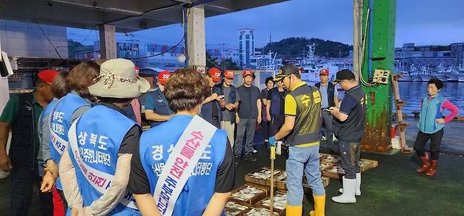 [안동=뉴시스] 경북 수산물 안전 주부감시단이 지난달 31일 포항 구룡포수협 위판장을 방문해 방사능 검사를 위한 시료 수거를 참관하고 있다. (사진=경북도 제공) 2023.09.01 *재판매 및 DB 금지