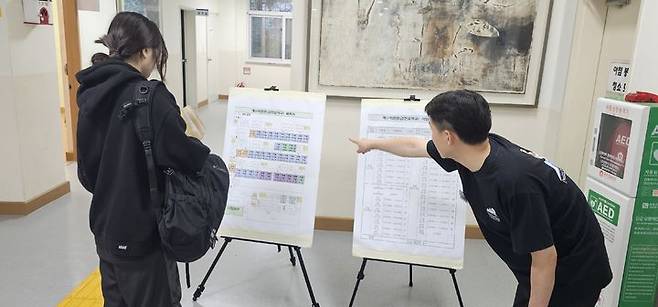 [청주=뉴시스] 임선우 기자 = 10일 '2023년 2회 검정고시'가 치러지는 충북 청주 금천중학교에 수험생이 시험장을 확인하고 있다. (사진=충북도교육청 제공) 2023.08.10. photo@newsis.com  *재판매 및 DB 금지