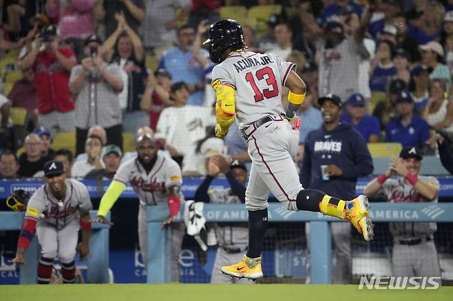 [로스앤젤레스=AP/뉴시스] 메이저리그(MLB) 애틀랜타 브레이브스의 로날드 아쿠냐 주니어가 1일(한국시간) 미국 캘리포니아주 로스앤젤레스의 다저스타디움에서 벌어진 LA 다저스와의 경기에서 2회초 만루포를 날린 뒤 그라운드를 돌고 있다. 시즌 30호 홈런을 날린 아쿠냐 주니어는 MLB 최초로 30홈런-60도루를 달성했다. 2023.09.01