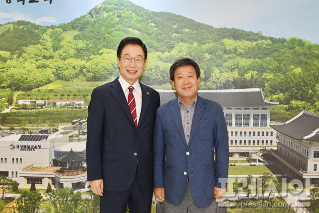 ▲남한권 울릉군수(우)가 최근 임종식 경상북도 교육감(좌)을 만나 울릉군 학교복합시설 건립 지원과 울릉군 폐교 활용방안 등 지역교육 현안에 대해 건의하고 기념촬영을 하고 있다.ⓒ울릉군