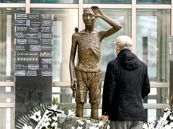 한 시민이 서울 용산역광장에서 강제징용노동자상을 보고 있다. 뉴스1