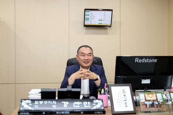 강신만 서울 도봉구의회 의장이 지난 23일 1년간의 의정활동에 대한 소회를 이야기하고 있다. 도봉구의회 제공