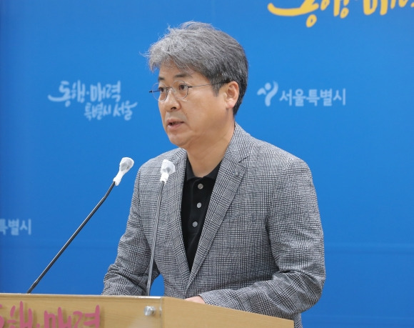 자원회수시설 입지 결정 브리핑하는 서울시 - 김권기 서울시 자원회수시설 추진단장이 31일 오후 서울 중구 서울시청 브리핑룸에서 자원회수시설 입지결정 관련 약식 브리핑을 하고 있다. 서울시 입지선정위원회는 이날 지난 24일 개최한 ‘제19차 광역자원회수시설 입지선정위원회’에서 현 마포자원회수시설 부지 옆 상암동 481-6 등 2개 필지를 신규입지로 최종 선정했다고 밝혔다. 2023.08.31. 뉴시스