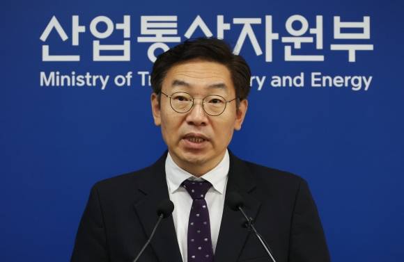 8월 수출입 동향 발표하는 김완기 무역투자실장 - 김완기 산업통상자원부 무역투자실장이 1일 오전 세종시 정부세종청사에서 2023년 8월 수출입 동향을 발표하고 있다. 2023.9.1 연합뉴스