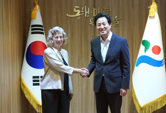 오세훈(오늘쪽) 서울시장이 1일 잉거 앤더슨(Inger Andersen) 유엔환경계획(UNEP) 사무총장을 접견하고 있다. 서울시 제공