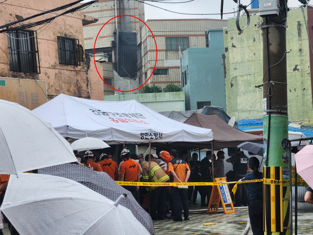 1일 오후 부산 동구의 한 목욕탕에서 화재 폭발이 발생해 목욕탕 벽면이 파손돼 있다. 화재에 이은 폭발로 소방관과 지자체 공무원 등 10여 명이 다쳤다. 연합뉴스