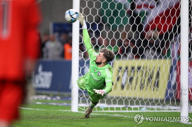 승부차기 막아내는 바르샤바의 카츠페르 토비아시 골키퍼 [EPA=연합뉴스]