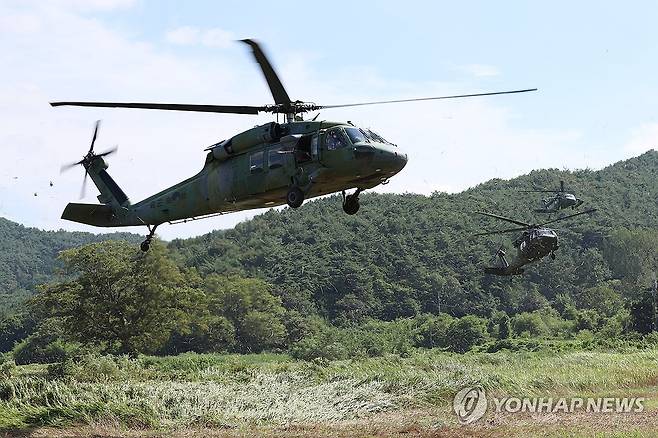 공중강습작전 하는 한미 연합 헬기 (장성=연합뉴스) 천정인 기자 = 한미연합훈련 '을지 자유의 방패(UFS·을지프리덤실드)'가 이어진 지난달 31일 전남 장성군 일대에서 공중강습작전이 펼쳐지고 있다. 작전에는 육군 2신속대응사단과 미2사단 등 장병 1천700여명과 한미 항공전력 40여대가 투입됐다. 2023.9.1 iny@yna.co.kr