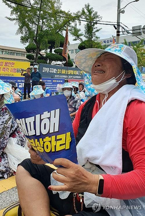 수해 보상 촉구 집회에서 오열하는 익산 농민 [연합뉴스 자료사진]