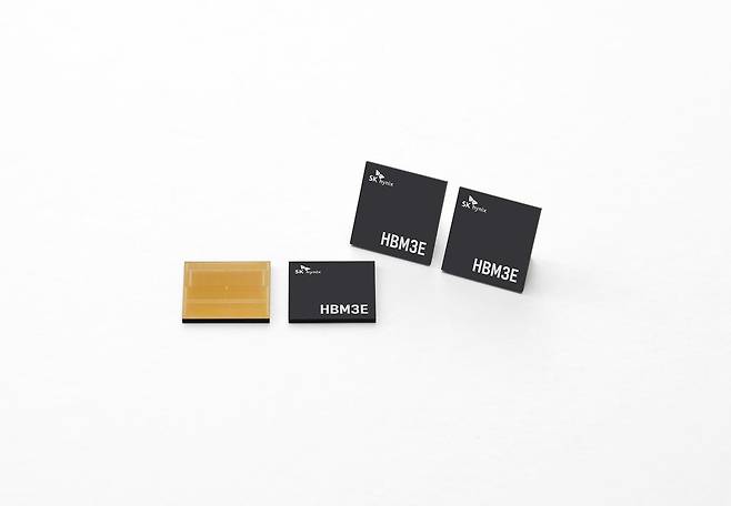 SK하이닉스, 'HBM3E' 개발…엔비디아에 샘플 공급 (서울=연합뉴스) SK하이닉스가 인공지능(AI)용 초고성능 D램 신제품인 'HBM3E' 개발에 성공하고, 성능 검증 절차를 위해 고객사인 엔비디아에 샘플을 공급하기 시작했다고 21일 밝혔다. 사진은 'HBM3E'. 2023.8.21 [SK하이닉스 제공. 재판매 및 DB 금지] photo@yna.co.kr