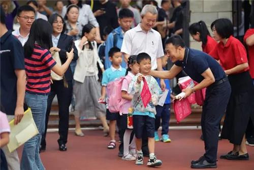 신입생 맞이하는 베이징의 한 초등학교  [신경보 캡처. 재판매 및 DB 금지]