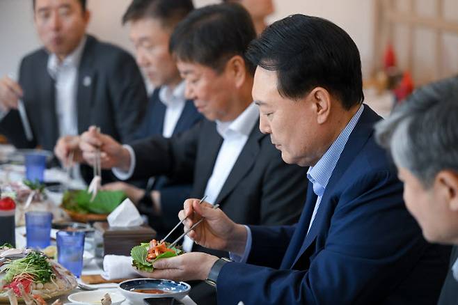 윤석열 대통령이 지난 31일 서울 동작구 노량진수산시장에서 구매한 우리 수산물로 점심식사를 하고 있다. (사진=대통령실)