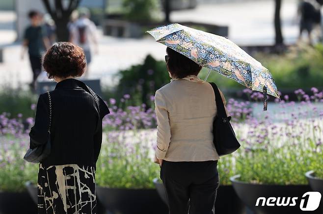 쾌청한 가을 날씨를 보인 1일 서울 용산구 국립중앙박물관을 찾은 시민들이 여유로운 시간을 보내고 있다. 2023.9.1/뉴스1 ⓒ News1 김민지 기자