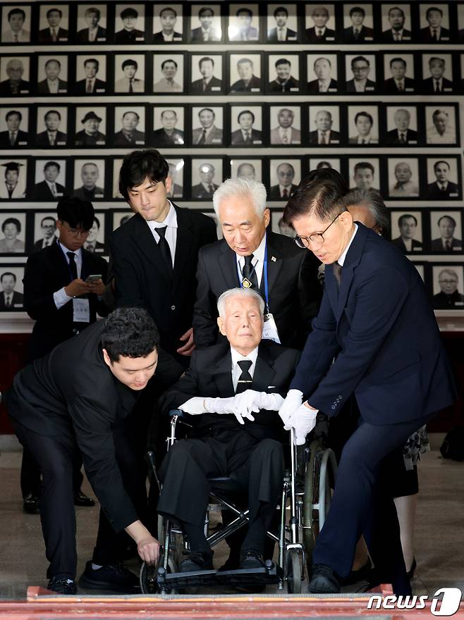 이승만 전 대통령의 양아들 이인수 박사가 1일 서울 강북구 국립4·19민주묘지에서 민주 영령들에게 참배 및 사과를 마친 뒤 유영봉안소 밖으로 이동하고 있다. 2023.9.1/뉴스1 ⓒ News1 장수영 기자