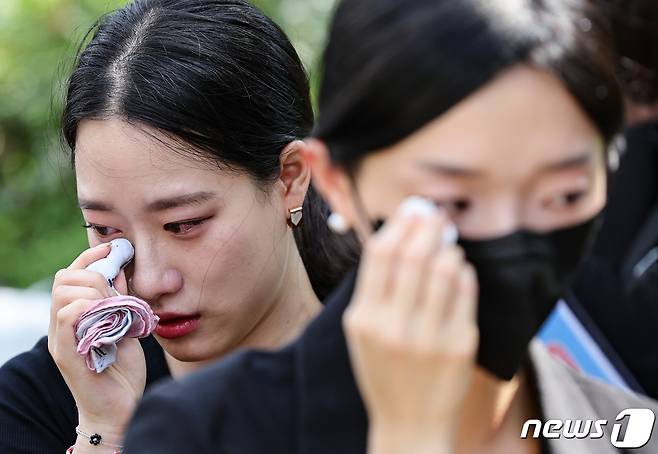 2일 서울 여의도 국회의사당 앞에서 열린 서이초 교사 추모 및 입법촉구 7차 교사 집회에서 서이초 교사의 대학원 동기들이 추모영상을 보며 눈시울을 붉히고 있다. 2023.9.2/뉴스1 ⓒ News1 허경 기자