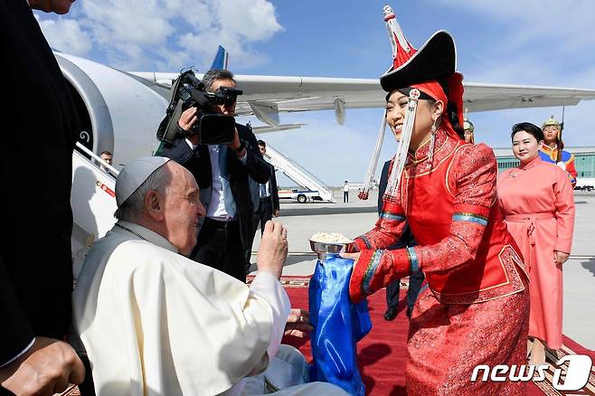 프란치스코 교황이 1일(현지시간) 오전 몽골 수도 울란바토르에 도착해 4박 5일 간의 일정에 돌입한다. 몽골 현지 의상을 입은 여성이 ''아루울'이라는 전통 음식을 건네며 교황을 환영하고 있다. ⓒ AFP=뉴스1 ⓒ News1 이유진 기자