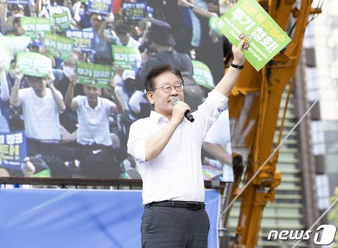 이재명 더불어민주당 대표가 2일 오후 서울 세종대로에서 열린 ‘후쿠시마 핵오염수 해양투기 중단·윤석열 정부 규탄 범국민대회’에 참석해 발언하고 있다. 2023.9.2/뉴스1 ⓒ News1 김진환 기자