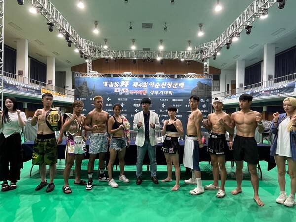 경기를 앞두고 포즈를 취한 TAS 김태한 대표와 한일 선수들. 그리고 치어리더들. 사진┃TAS