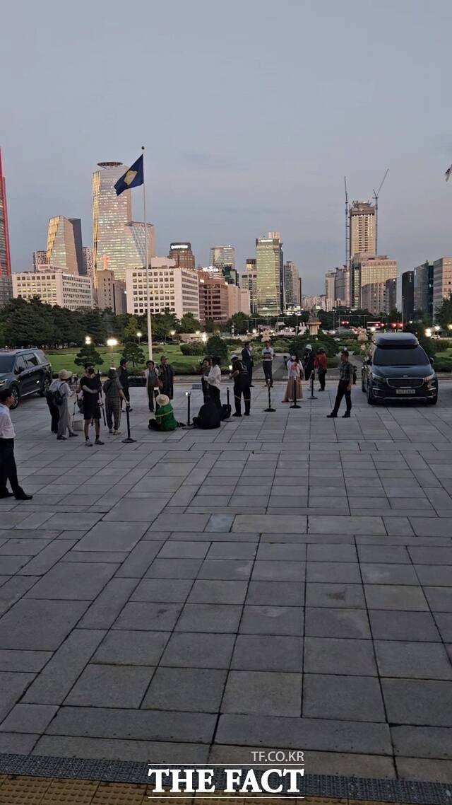 지난달 31일 국회 본관 앞 단식 투쟁 농성장에서 이재명 민주당 대표를 향해 욕설 중인 보수 유튜버들. /설상미 기자