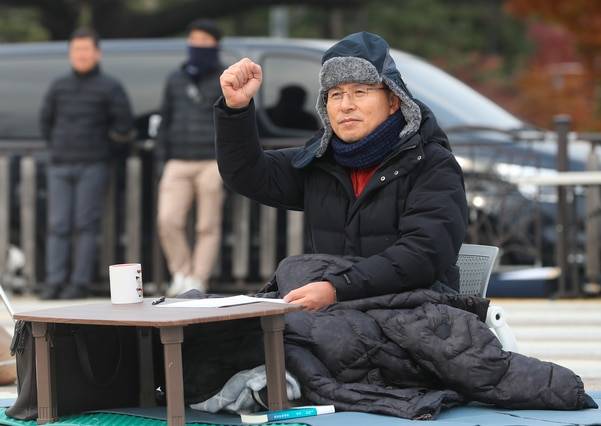 자유한국당 황교안 대표가 2019년 11월 단식 투쟁 이틀째 청와대 앞 분수대 광장에서 지지자에게 화답하고 있다./연합뉴스