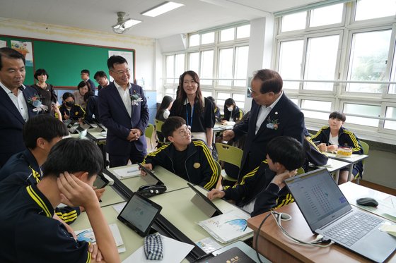 지난달 30일 오전 부산 당리중학교에서 열린 부산학력향상지원시스템 BASS 시범 오픈식에서 하윤수 부산시교육감(오른쪽)이 학생들과 대화하고 있다. [연합뉴스]