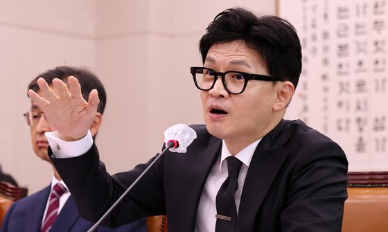 한동훈 법무부 장관이 1일 서울 여의도 국회에서 열린 법제사법위원회 전체회의에서 김의겸 더불어민주당 의원 질의에 답하고 있다. 뉴스1