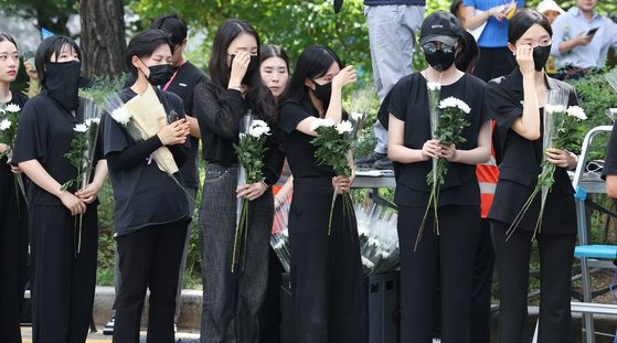 2일 서울 여의도 국회의사당 앞에서 열린 서이초 교사 추모 및 입법촉구 7차 교사 집회에서 서이초 교사의 대학원 동기들이 헌화하고 있다. 뉴스1