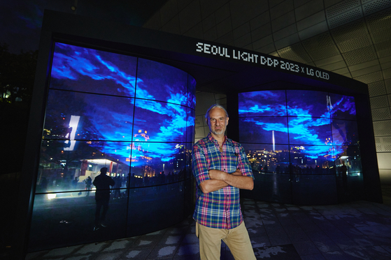 DDP 1층에선 LG 커브드 올레드 디스플레이로 만든 대형 조형물을 통해 서울뿐 아니라 디지털 아티스트 댄 아셔가 38개 도시에서 선보인 다채로운 색과 이미지의 오로라를 함께 감상할 수 있다. [사진 LG 올레드]