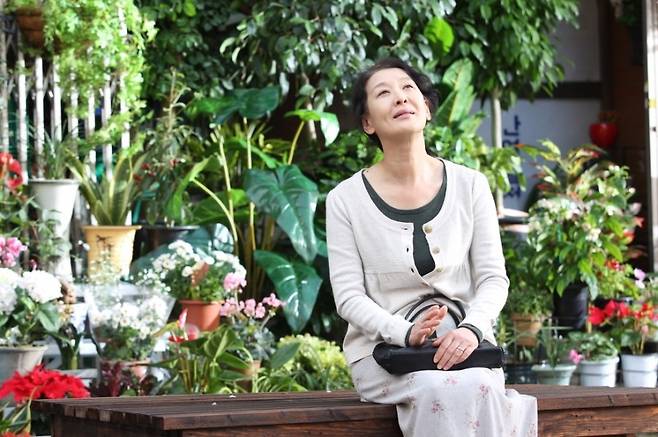 뇌종양 투병 사실을 고백한 배우 윤석화. 사진제공=영화 '봄,눈' 한 장면