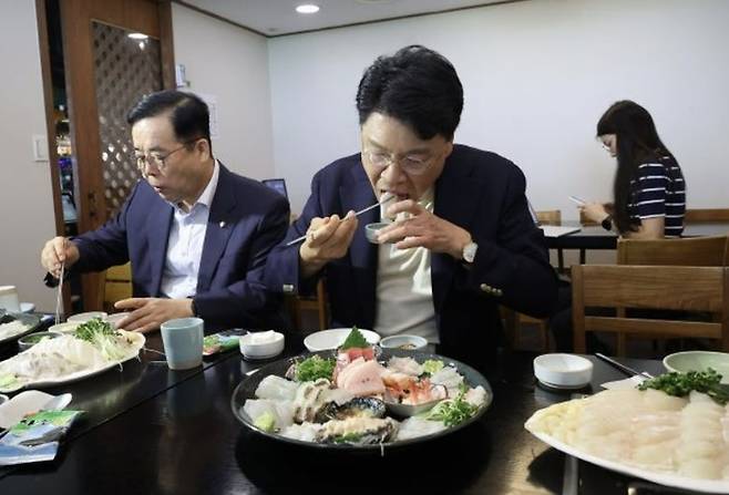 장제원 국회 과학기술정보방송통신위원장(가운데)을 비롯한 국민의힘 소속 과방위 위원들이 3일 서울 동작구 노량진 수산시장에서 직접 고른 해산물로 식사를 하고 있다. 왼쪽은 여당 과방위 간사인 박성중 의원. [사진 = 연합뉴스]