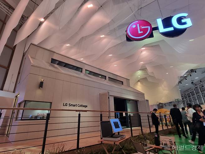 독일 베를린에서 열린 IFA 2023의 LG전자 전시 공간의 정중앙을 차지한 소형 모듈러 주택 스마트코티지. 김민지 기자