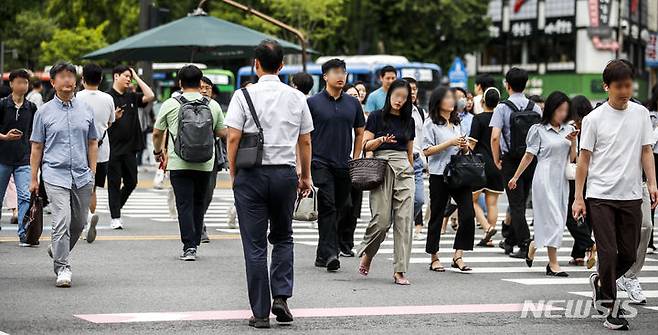 [서울=뉴시스] 정병혁 기자 = 지난달 16일 서울 중구 세종대로에서 직장인 등 시민들이 이동하고 있다. 2023.08.16. jhope@newsis.com