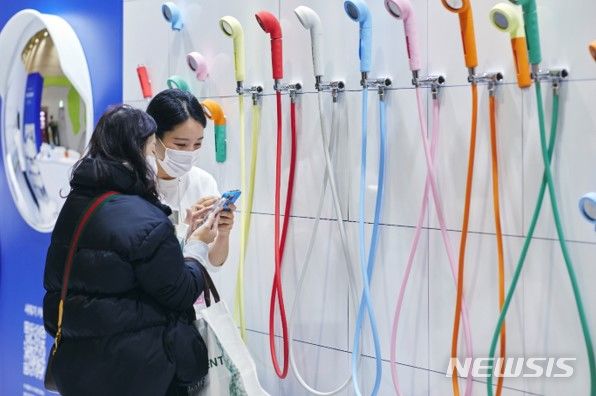 [서울=뉴시스] '2023 리빙디자인페어'에 전시된 샤워기 커버의 컬러 조합. (사진=퓨어썸 제공). photo@newsis.com