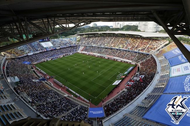 [사진] 팬들로 가득 찬 수원월드컵경기장 / 한국프로축구연맹 제공.