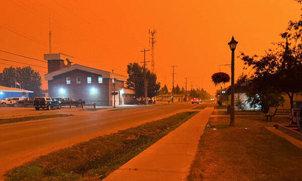 지난 8월 13일(현지시간) 캐나다 노스웨스트 준주 포트스미스의 하늘이 산불로 인해 붉게 변한 모습. 포트스미스=AFP연합뉴스