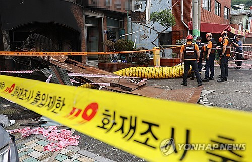 2일 오전 부산 동구 목욕탕 화재 현장에서 소방과 경찰, 국립과학수사연구소 등이 합동 감식을 위한 사전 현황 파악 조사를 하고 있다. 연합뉴스