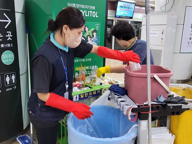 음료 컵을 비우는 모습ⓒ시사저널 정윤경