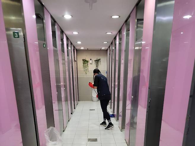 바닥에 튄 소변을 밀대로 닦고 있다.ⓒ시사저널 정윤경