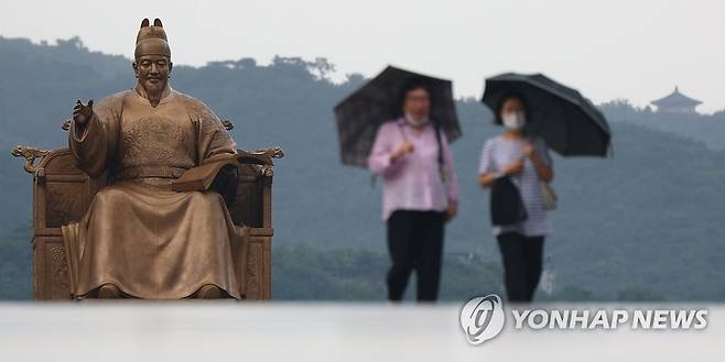 더위 날려주는 소나기 [연합뉴스 자료사진]