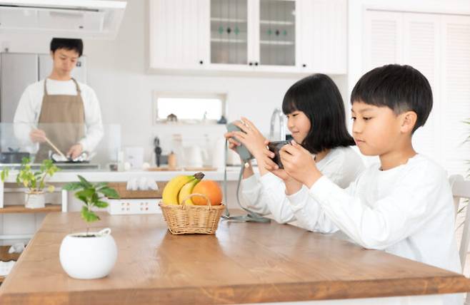 자녀의 디지털 생활을 감독하고 관리해야 하는 일은 현대 엄마들에게 또다른 스트레스인 것으로 나타났다. [사진=게티이미지뱅크]