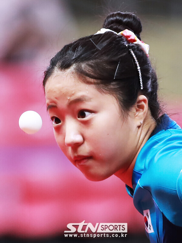 3일 강원도 평창돔경기장에서 '제26회 국제탁구연맹(ITTF)-아시아탁구연합(ATTU) 평창아시아탁구선수권대회' 여자 단체전 8강전을 앞두고 신유빈이 막바지 훈련을 하고 있다. 사진(평창)┃강명호 기자