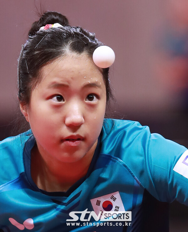 3일 강원도 평창돔경기장에서 '제26회 국제탁구연맹(ITTF)-아시아탁구연합(ATTU) 평창아시아탁구선수권대회' 여자 단체전 8강전을 앞두고 신유빈이 막바지 훈련을 하고 있다. 사진(평창)┃강명호 기자