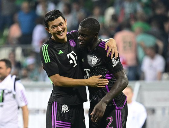 Soccer Football - Bundesliga - Werder Bremen v Bayern Munich - Weser-Stadion, Bremen, Germany - August 18, 2023 Bayern Munich's Kim Min-jae and Bayern Munich's Dayot Upamecano celebrate after the match REUTERS/Fabian Bimmer DFL REGULATIONS PROHIBIT ANY USE OF PHOTOGRAPHS AS IMAGE SEQUENCES AND/OR QUASI-VIDEO.  〈저작권자(c) 연합뉴스, 무단 전재-재배포 금지〉