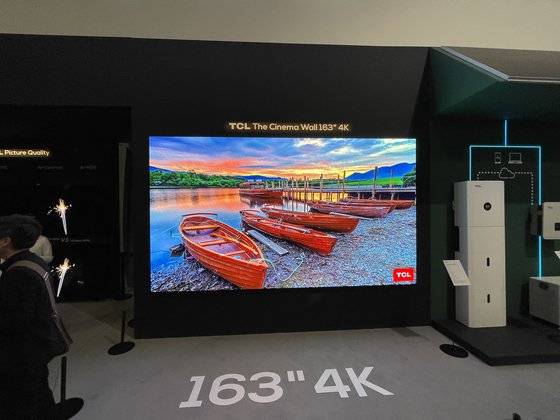 TCL이 선보인 163형 4K 마이크로 LED TV ‘시네마월’. 베를린=고석현 기자