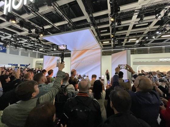 중국 스마트폰업체 아너가 1일(현지시간) 독일 베를린에서 열린 ‘IFA 2023’에서 신형 폴더블 스마트폰 '매직 V2'를 공개했다. 베를린=고석현 기자