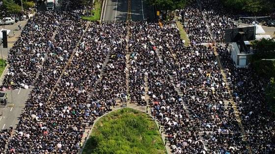2일 오후 서울 영등포구 국회대로에서 열린 '0902 50만 교원 총궐기 추모 집회'에 공교육 정상화를 요구하는 많은 교사들이 참가하고 있다. 사진 0902 50만교원 총궐기 추모 집회 미디어팀