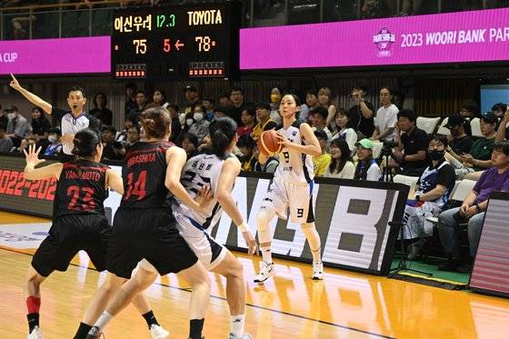 아산 우리은행이 박신자컵 결승에서 일본 팀 도요타 안텔롭스에 패해 준우승했다. 경기 중 패스를 시도하는 우리은행 유승희. 사진 WKBL