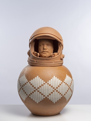 타바레스 스트라찬 작품 ‘Self Portrait(Space Helmet)’(2023) <페로탕갤러리>