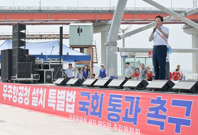 박완수 경남지사가 3일 오전 사천 삼천포대교공원에서 열린 '우주항공청 특별법 통과 촉구를 위한 범도민 궐기대회'에 참석해 우주항공청의 조속한 설치를 촉구하고 있다./사진=경남도 제공